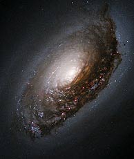El telescopio Hubble muestra nuevas imágenes de la galaxia conocida como 'Ojo Negro'